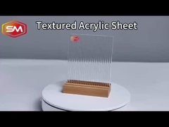 Lembar akrilik bergaris bening dengan tekstur