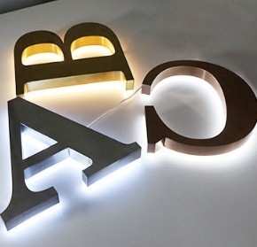 Outdoor Disesuaikan Cahaya 3D Acrylic Signage untuk Toko Logo Surat Mini Iklan